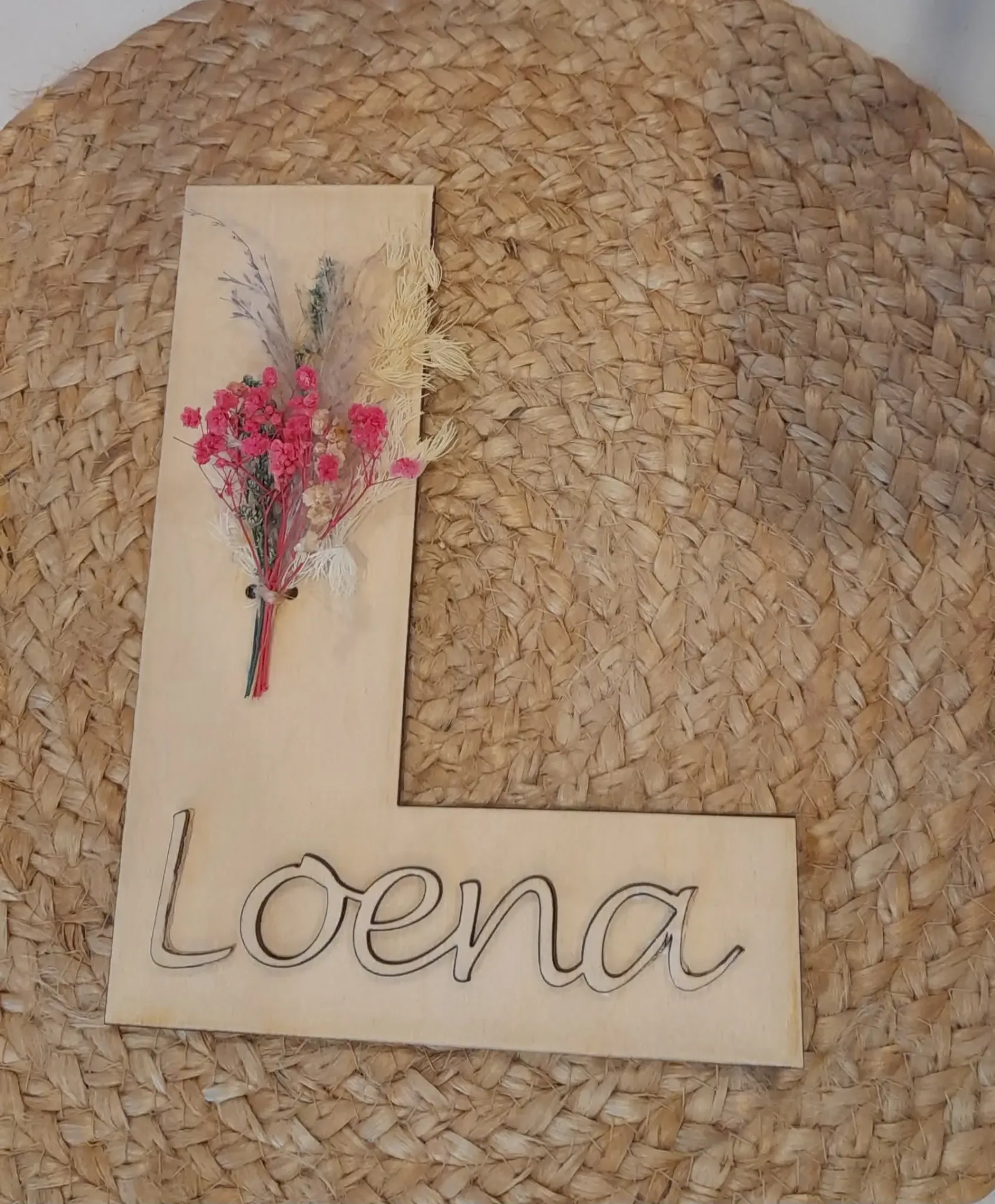 Letter met naam en droogbloemen