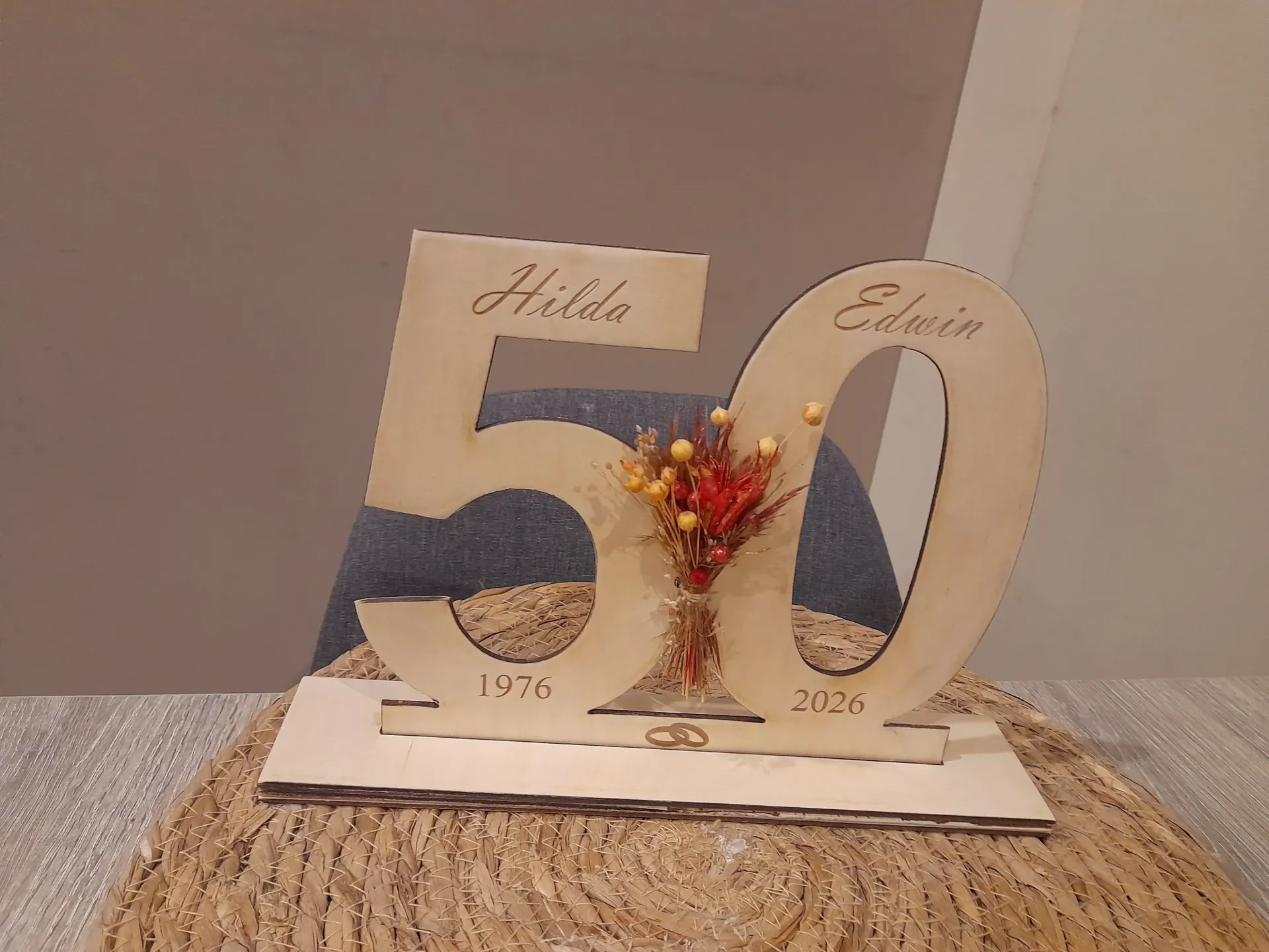 Houten nummer met droogbloemen